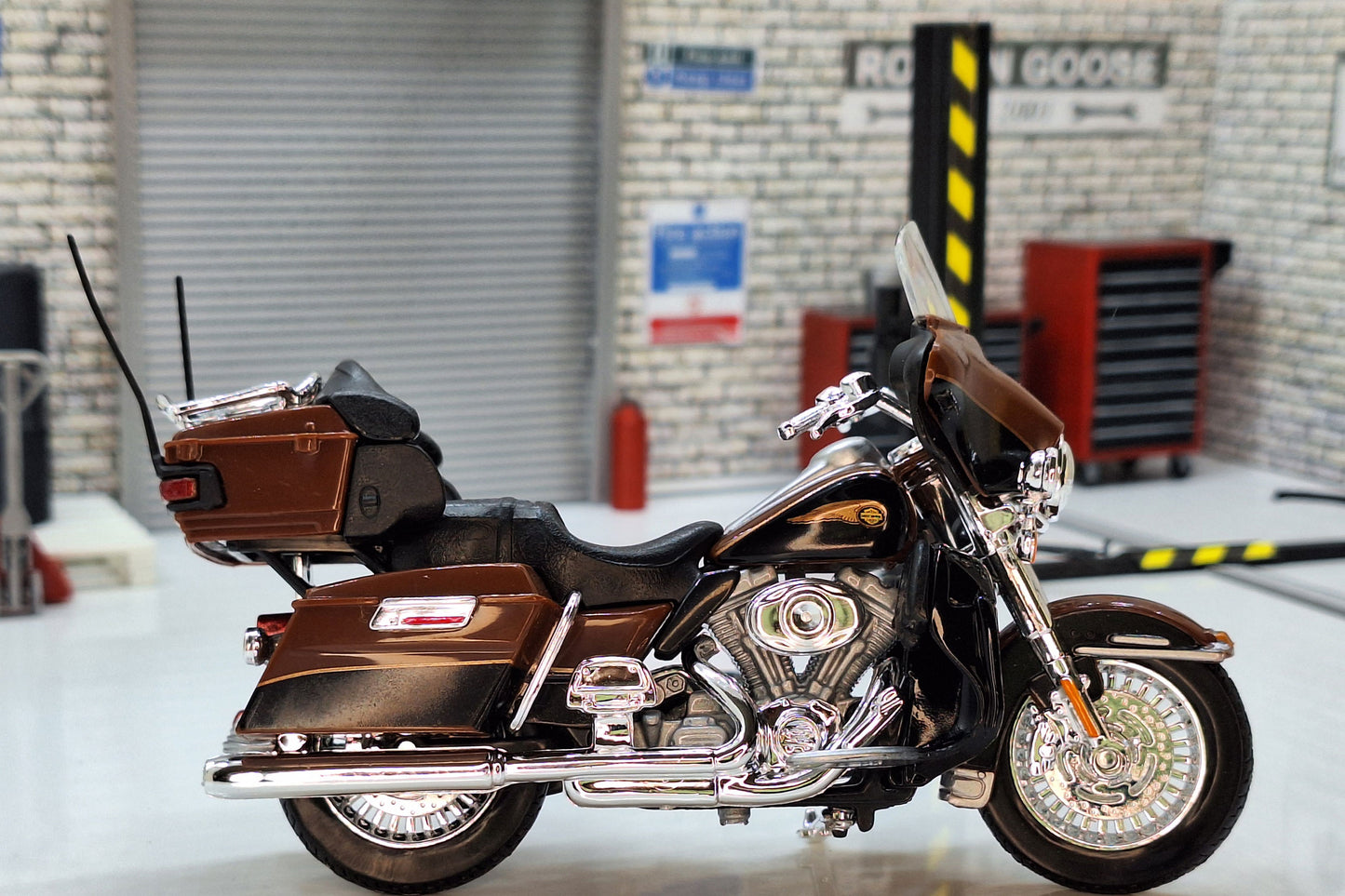 Harley Davidson FLHTK Electra Glide Ultra Bronze 1:18 Scale