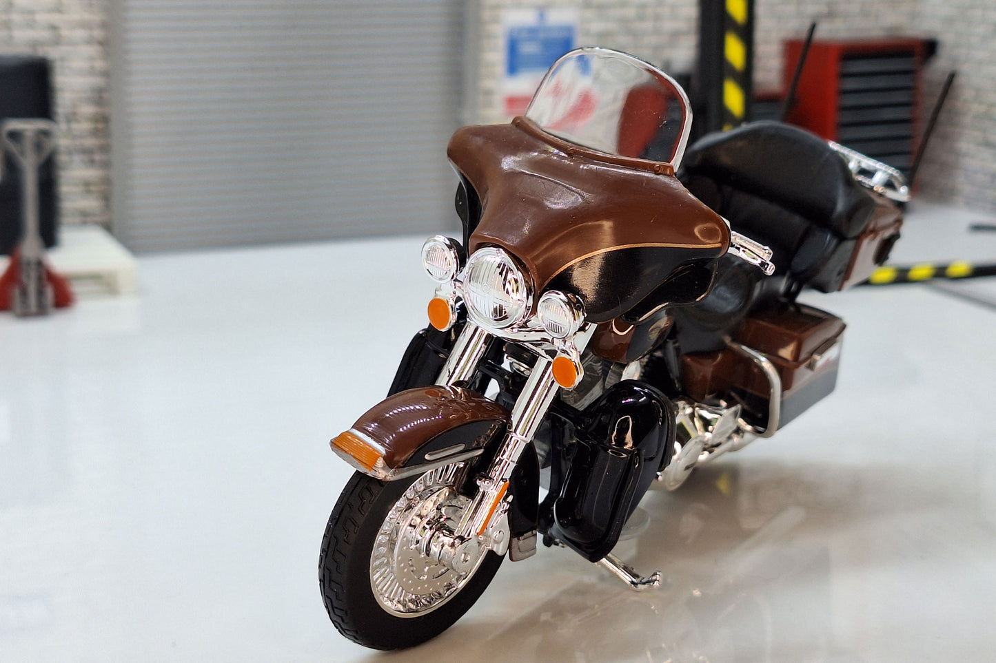 Harley Davidson FLHTK Electra Glide Ultra Bronze 1:18 Scale