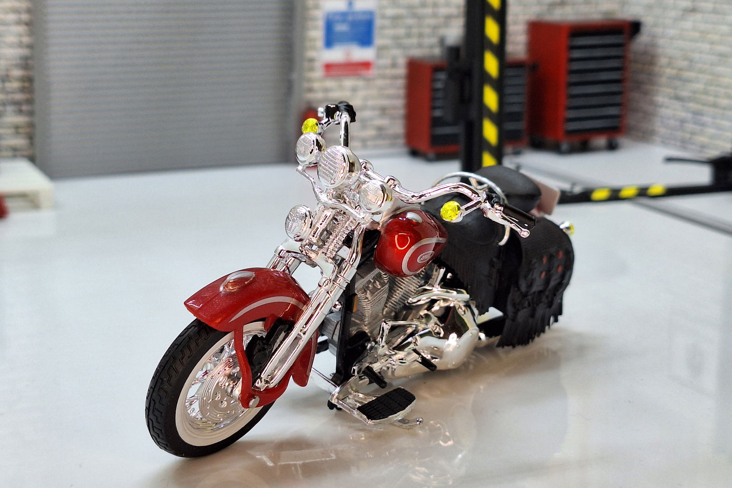 Harley Davidson FLSTS Heritage Springer 1999 Red  1:18 Scale Model