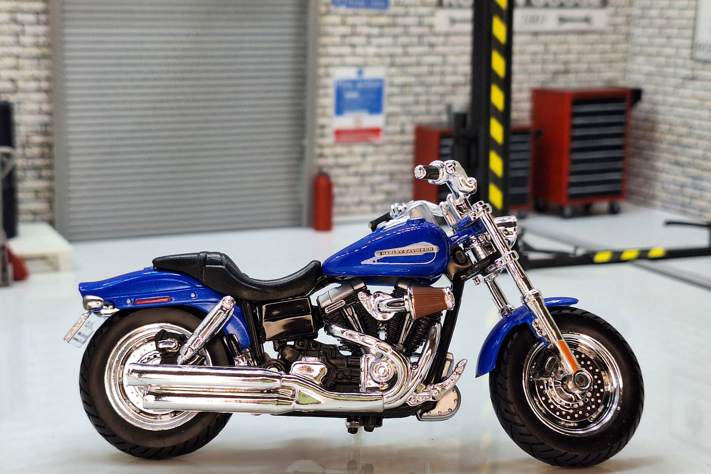 Harley Davidson FXDFSE CVO Fat Bob 2009 Blue 1:18 Scale