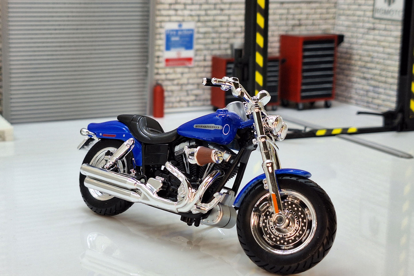 Harley Davidson FXDFSE CVO Fat Bob 2009 Blue 1:18 Scale