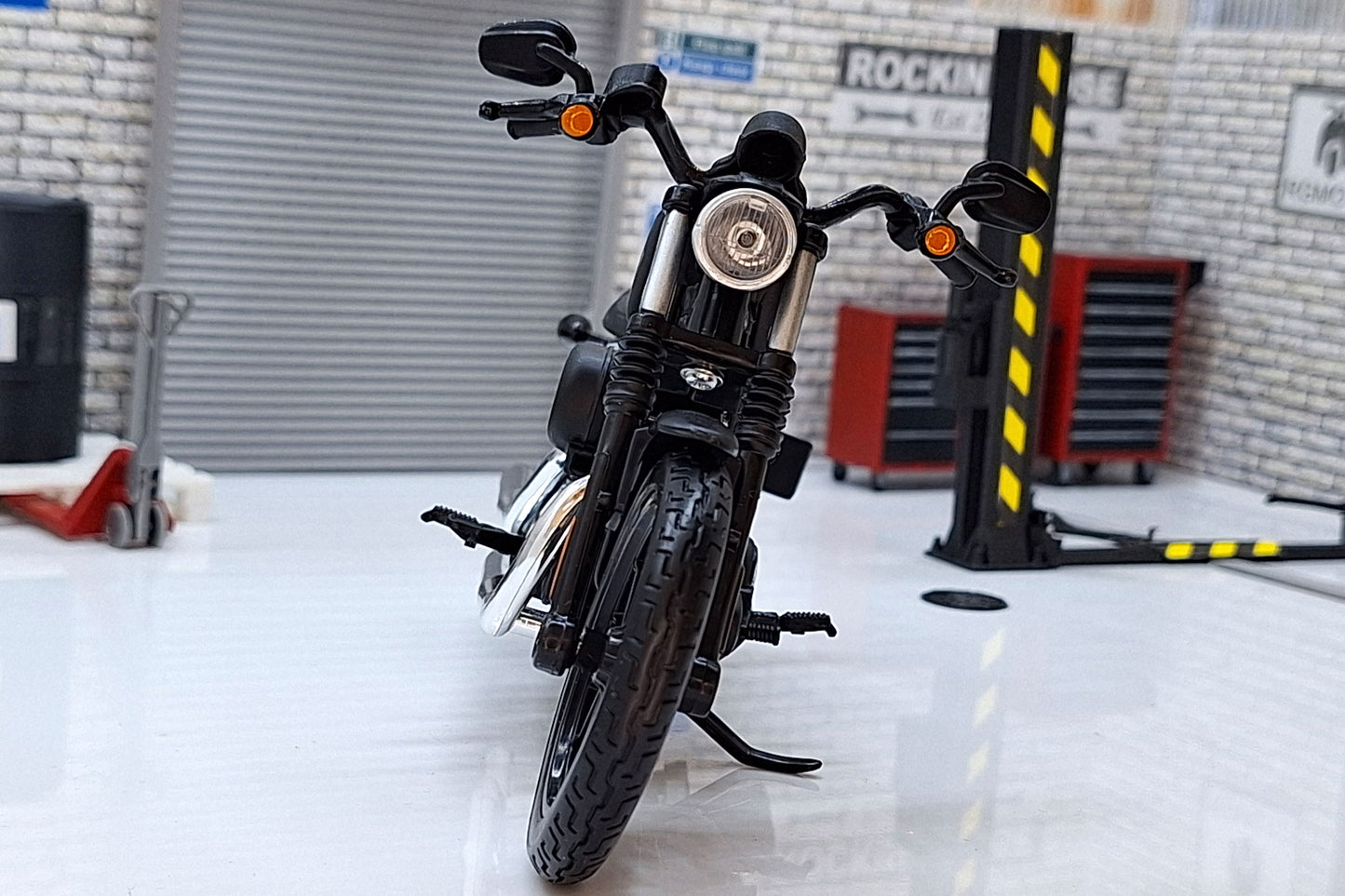 Harley Davidson  2014 Sportster Iron 883 1:12 Scale