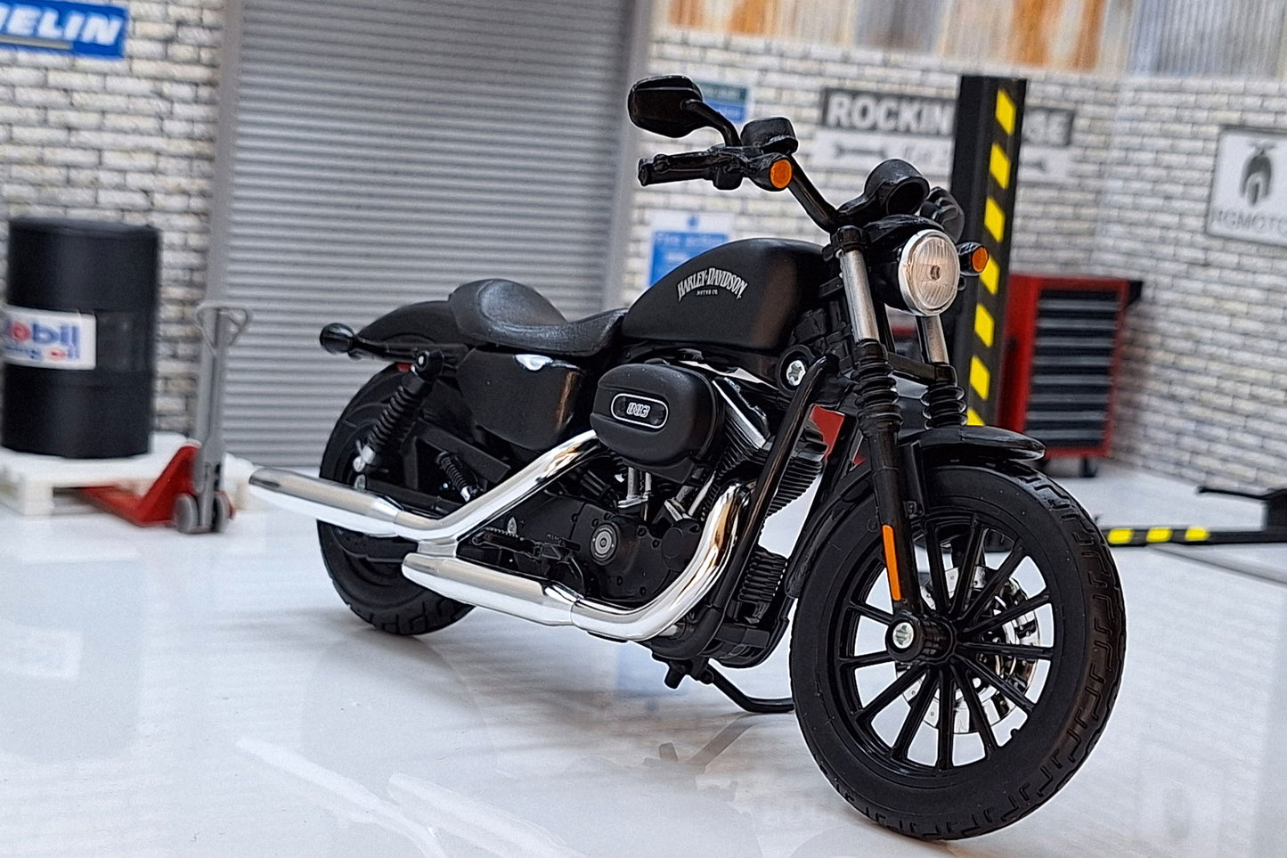 Harley Davidson  2014 Sportster Iron 883 1:12 Scale