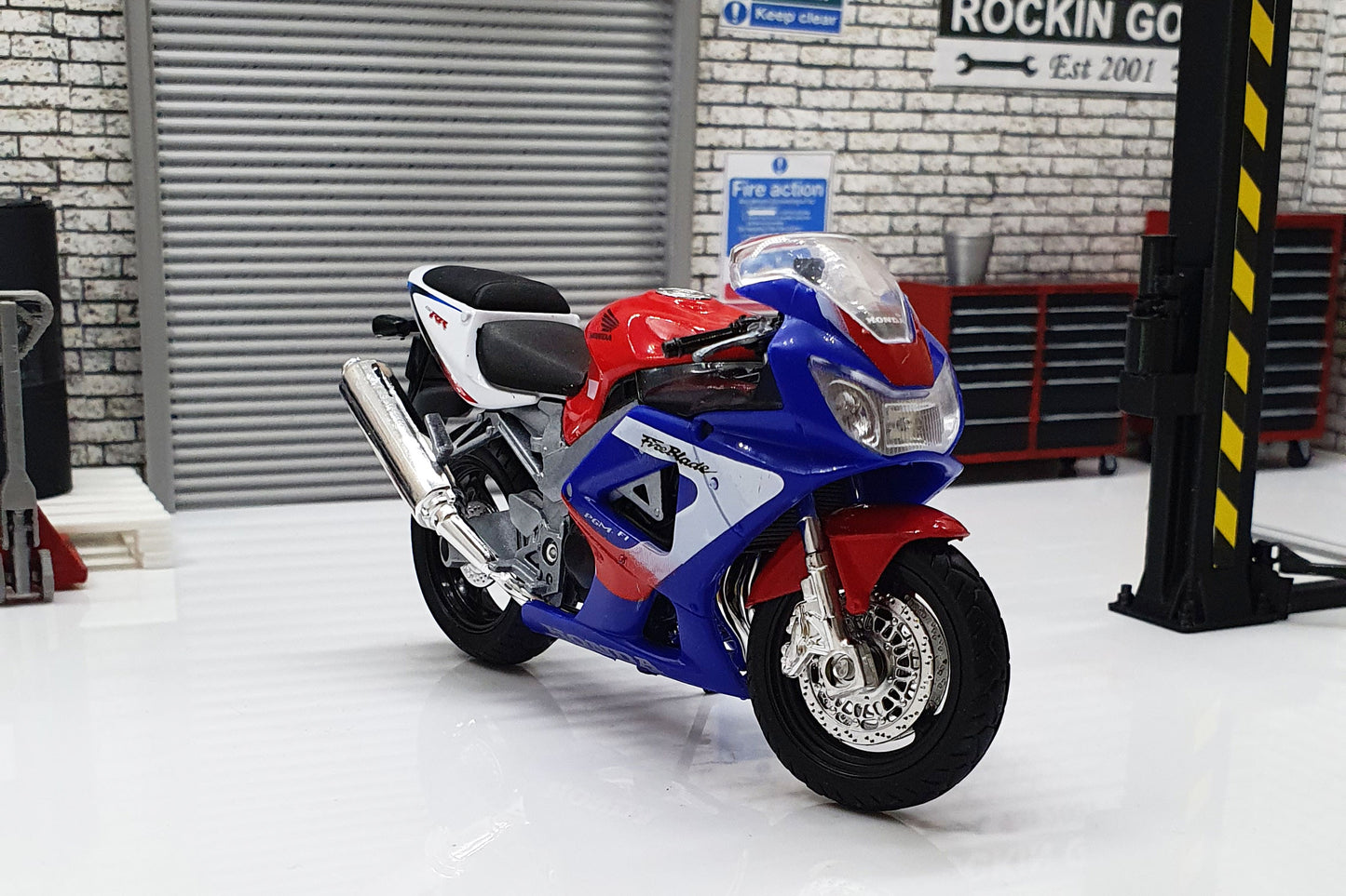 Honda CBR900RR Fireblade - Red/Blue 1:18 Scale Motorcycle