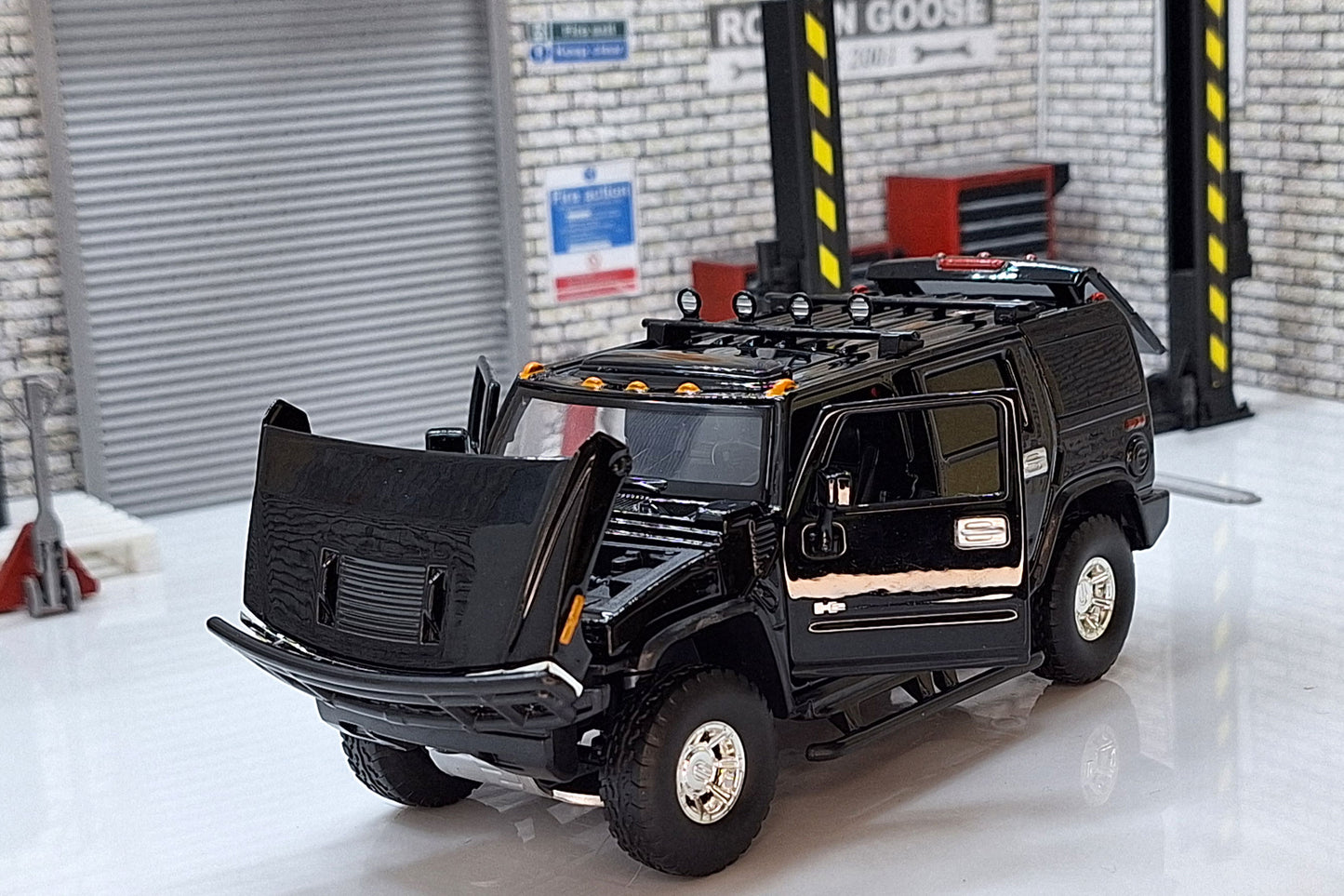 Hummer H2 Black 1:32 Scale Car