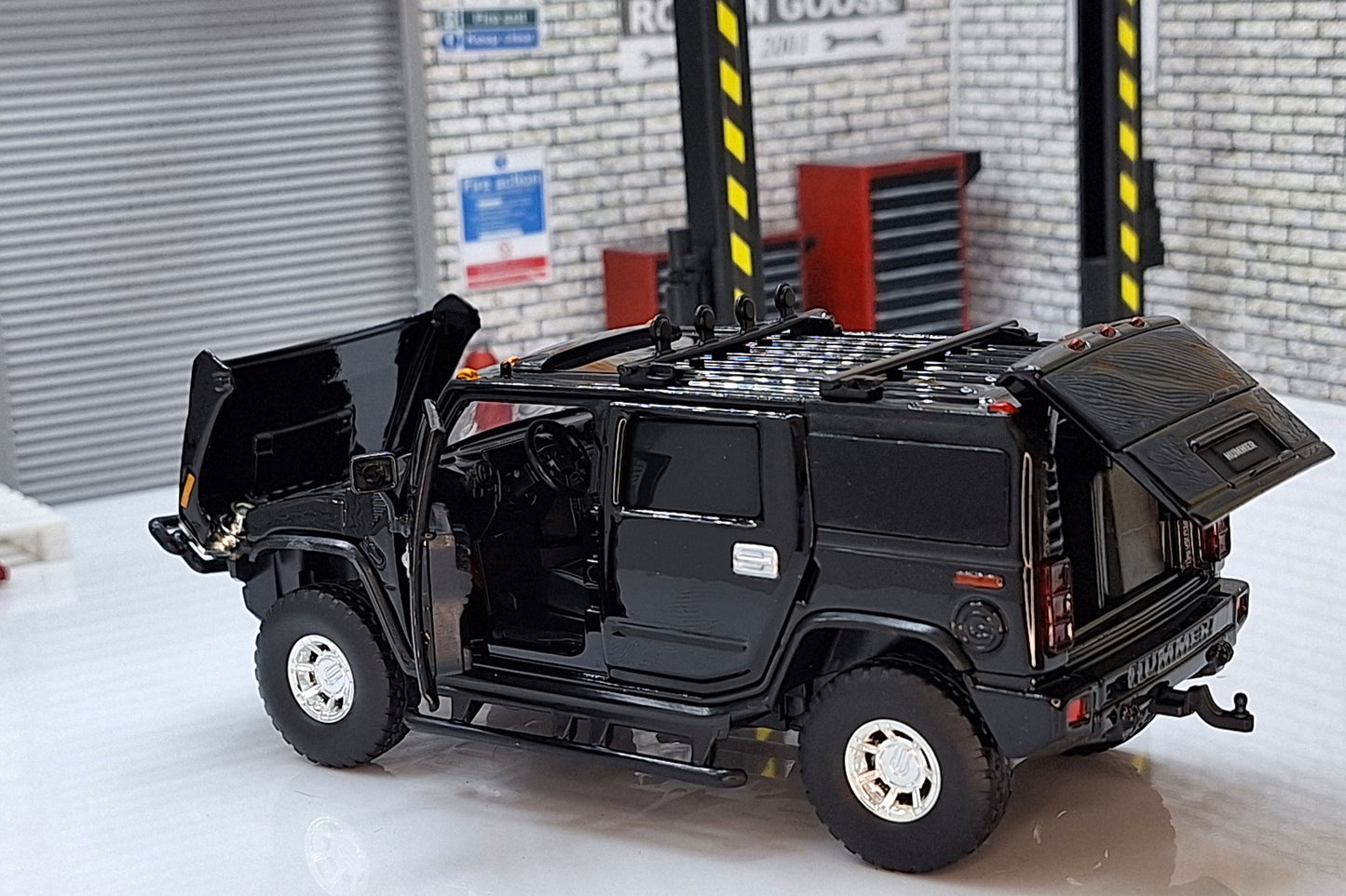 Hummer H2 Black 1:32 Scale Car