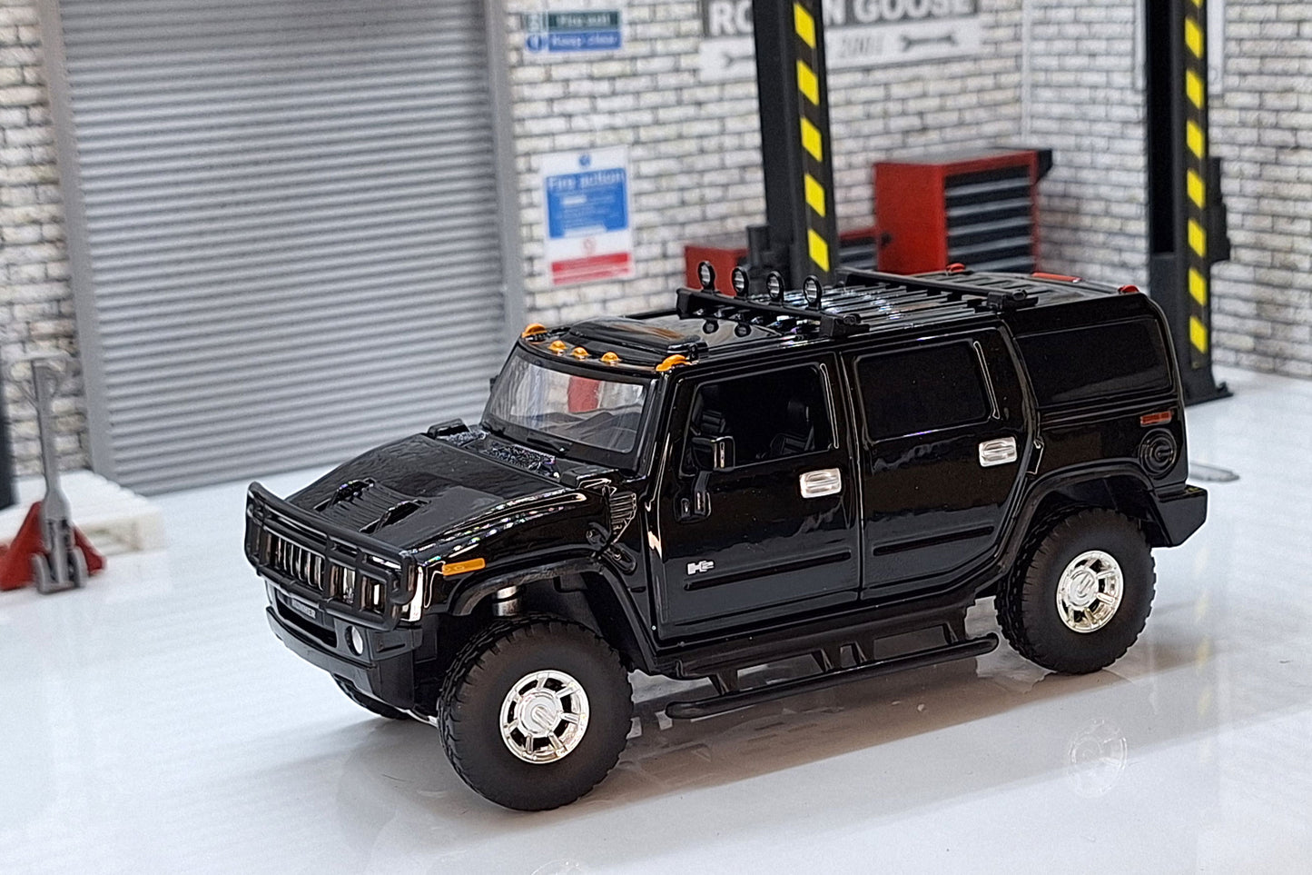 Hummer H2 Black 1:32 Scale Car