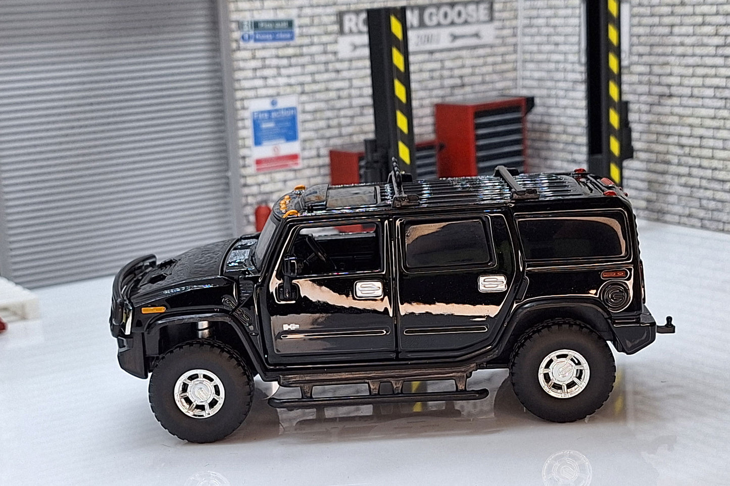 Hummer H2 Black 1:32 Scale Car