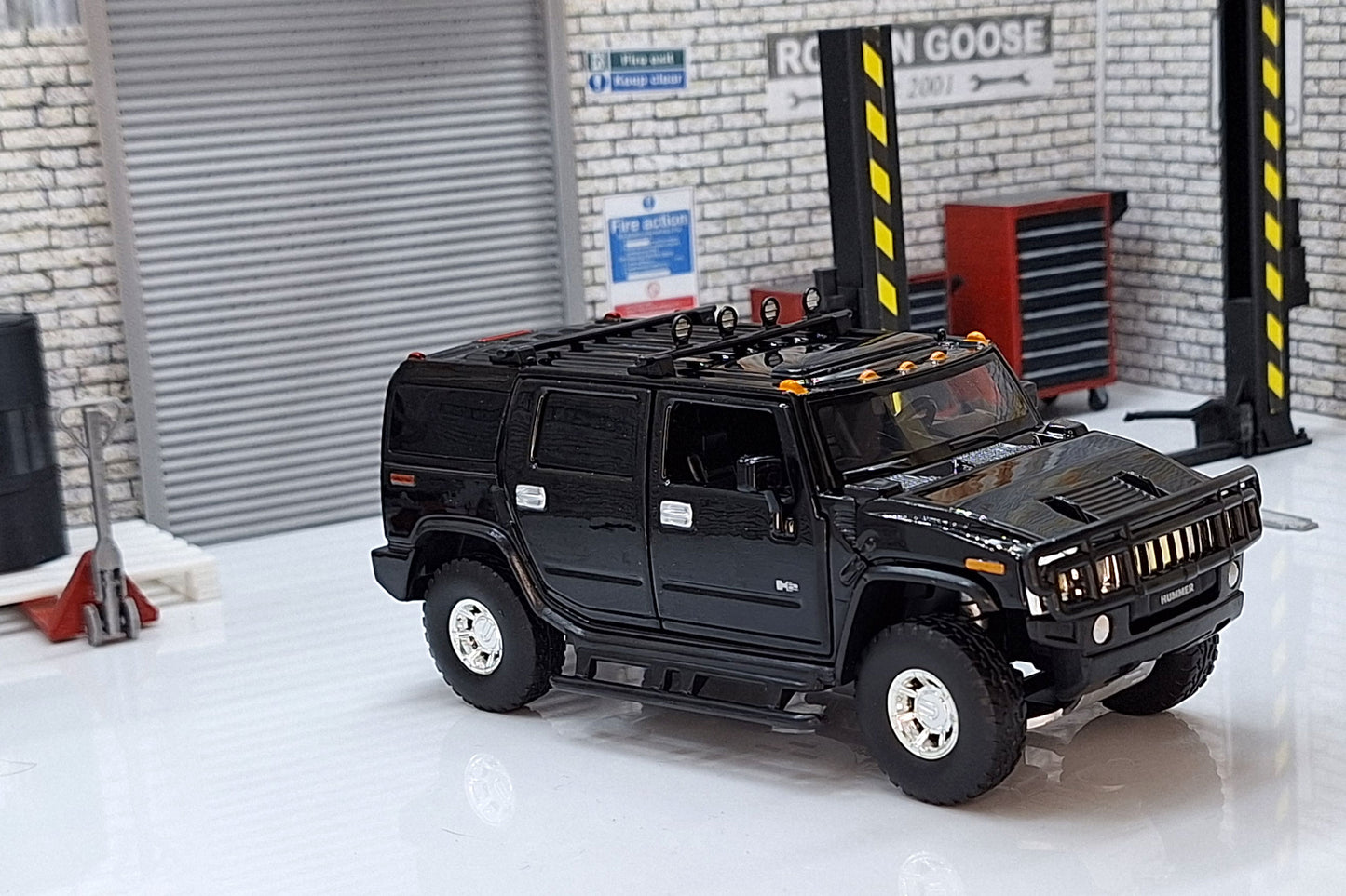 Hummer H2 Black 1:32 Scale Car