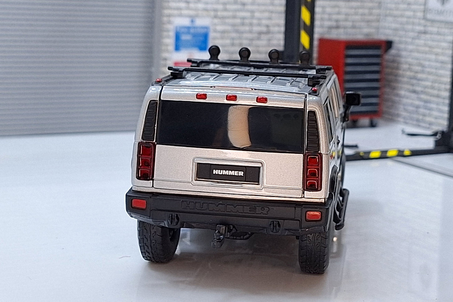 Hummer H2 Silver 1:32 Scale Car