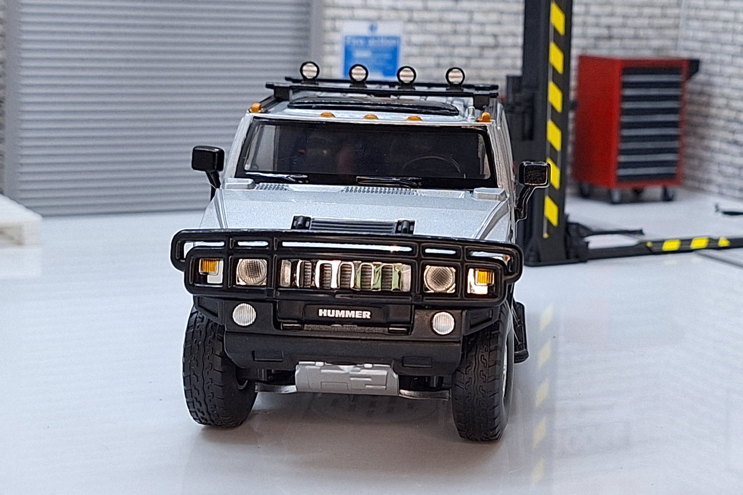 Hummer H2 Silver 1:32 Scale Car