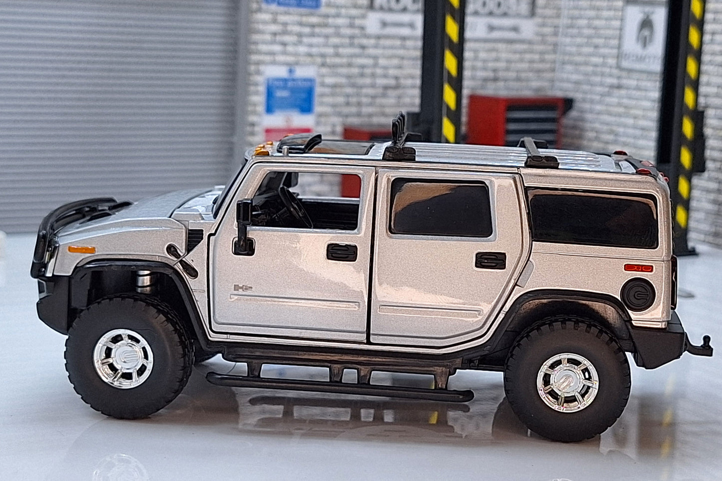 Hummer H2 Silver 1:32 Scale Car