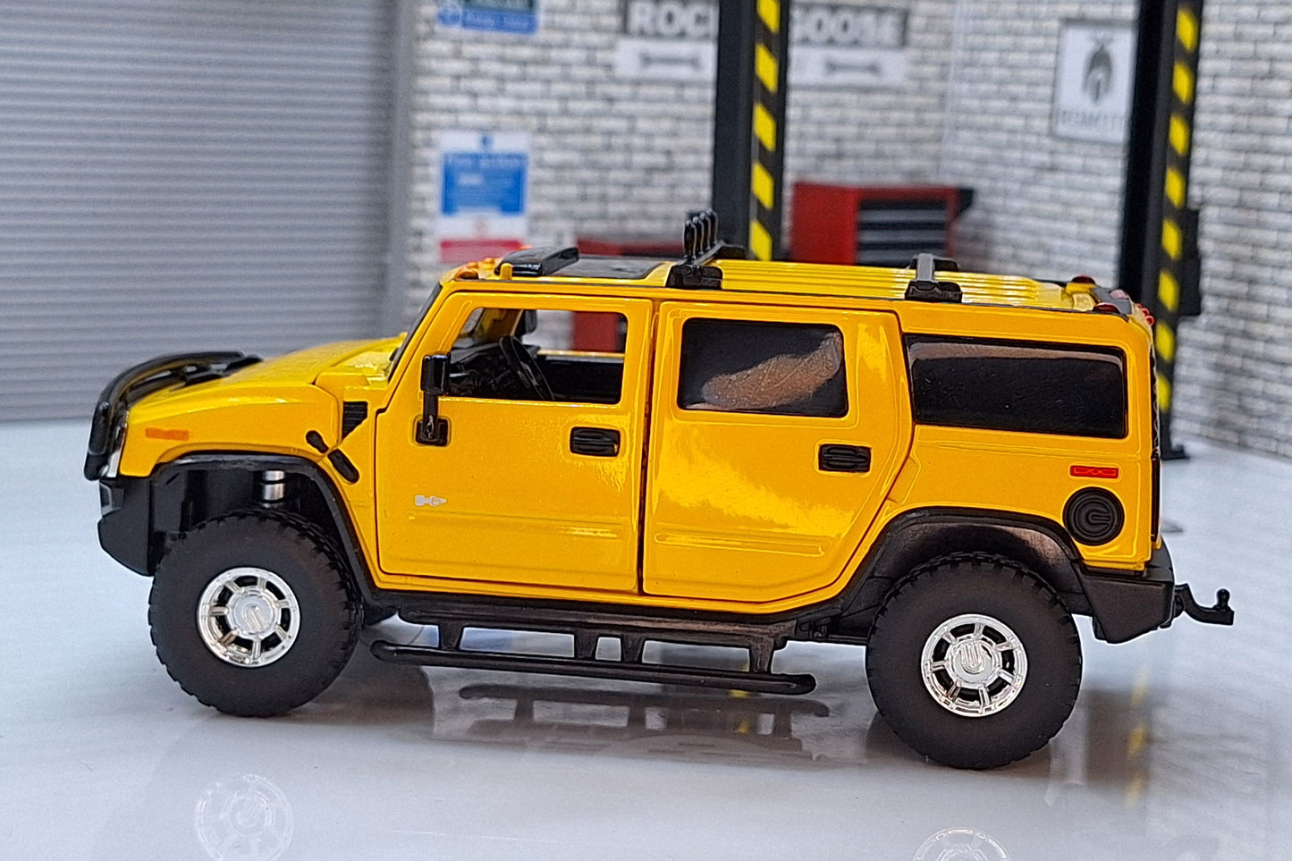 Hummer H2 Yellow1:32 Scale Car