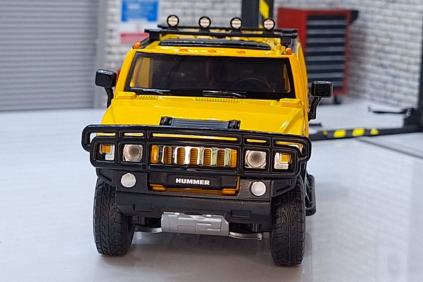 Hummer H2 Yellow1:32 Scale Car