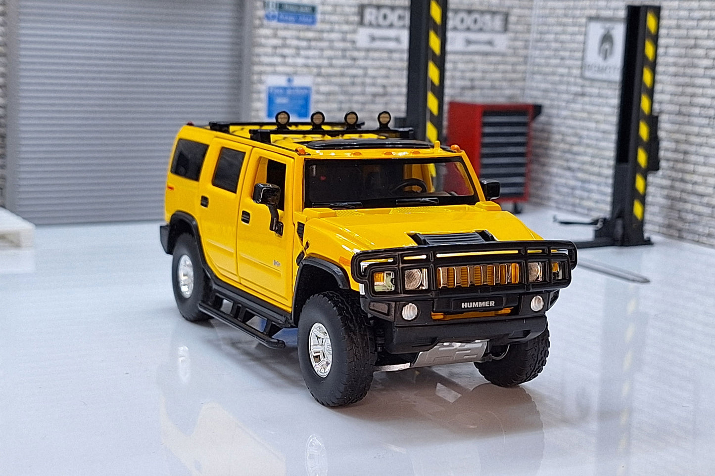 Hummer H2 Yellow1:32 Scale Car