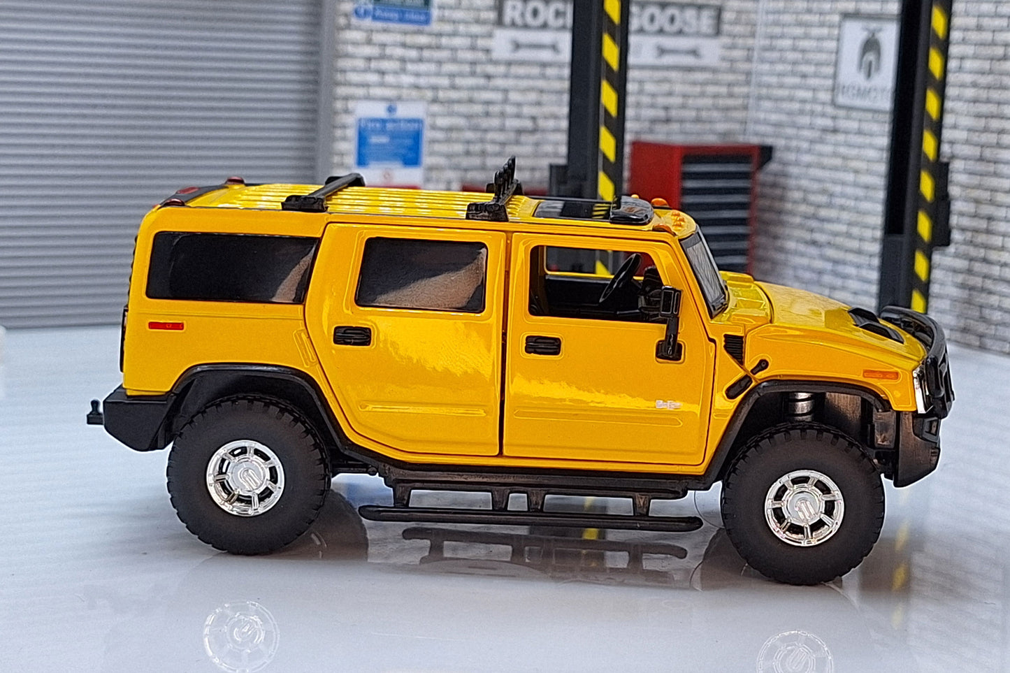 Hummer H2 Yellow1:32 Scale Car