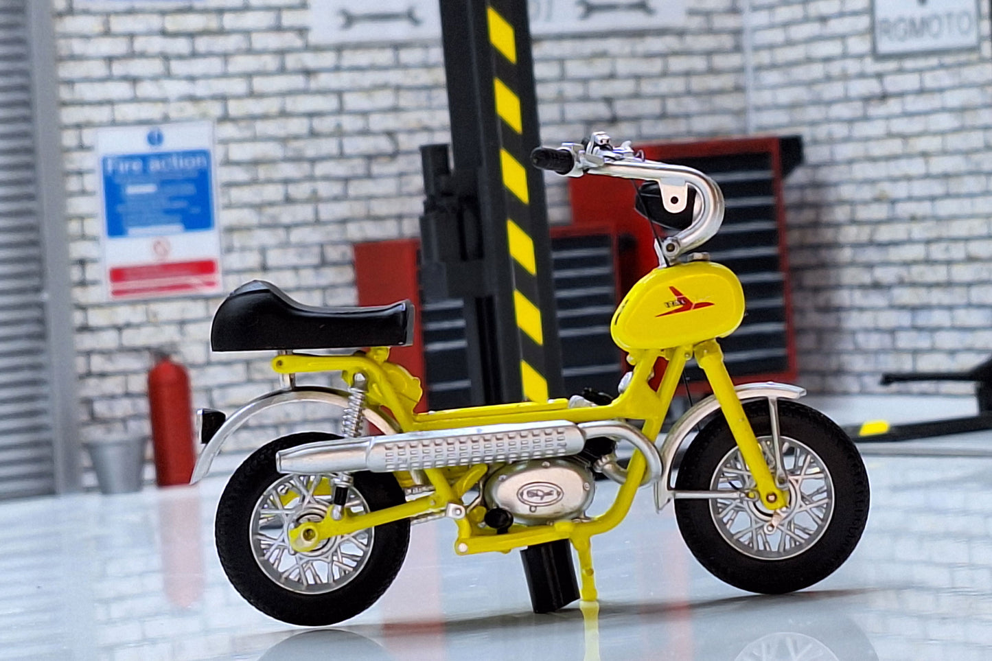 Italjet Go Go 1:18 Scale Monkey Bike