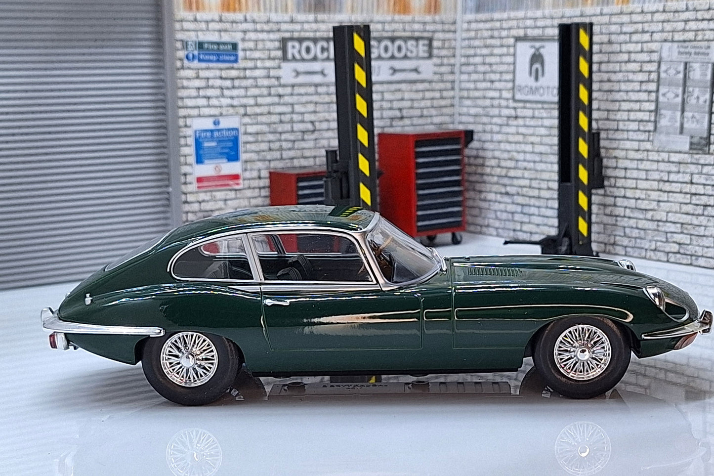 Jaguar E-Type Green 1:24 Scale by Whitebox