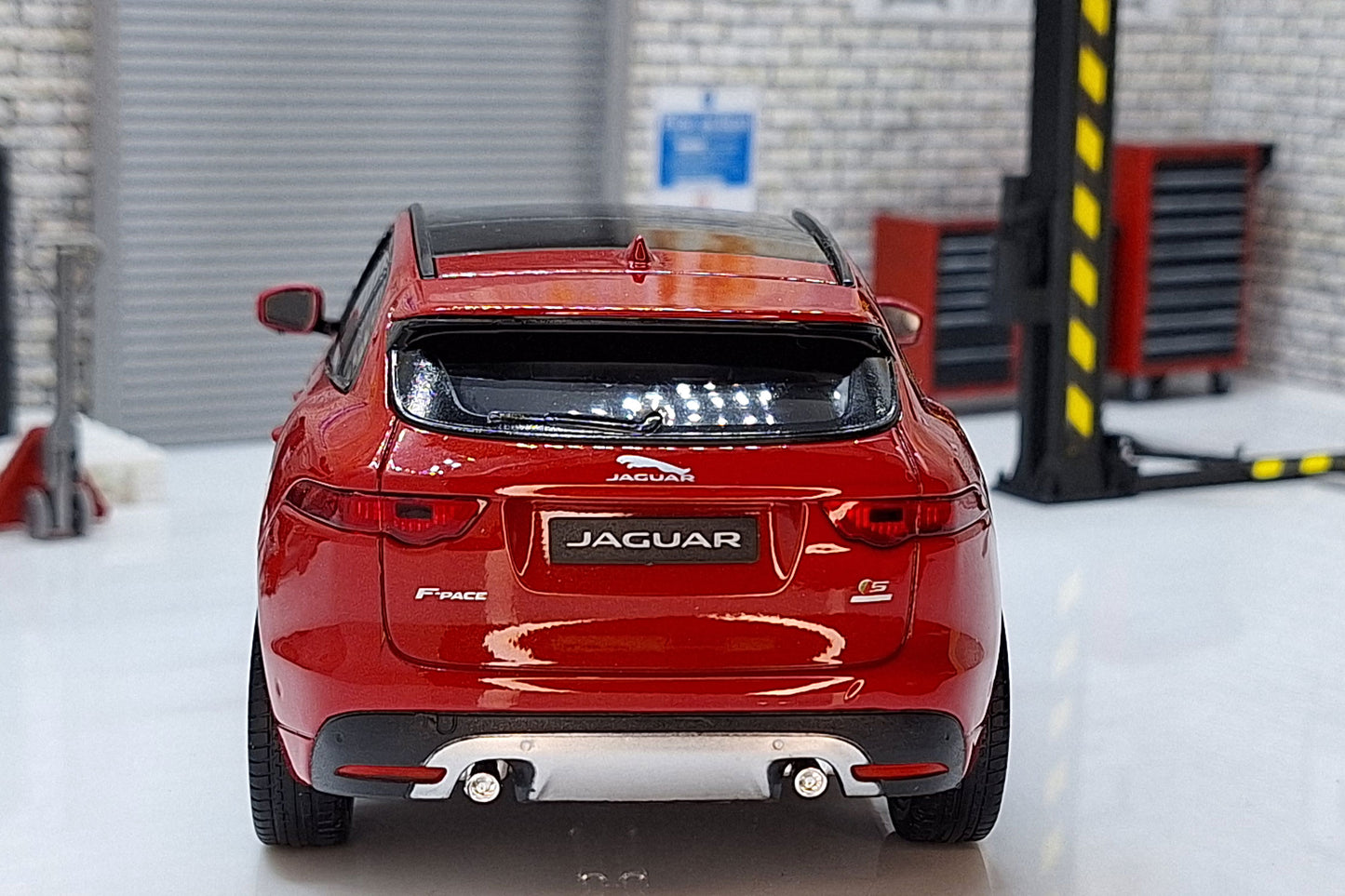 Jaguar F-Pace - Red 1:24 Scale Car