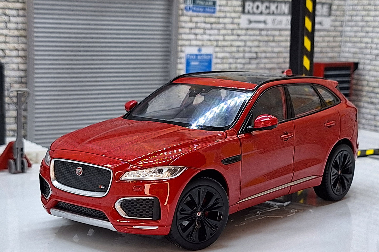 Jaguar F-Pace - Red 1:24 Scale Car