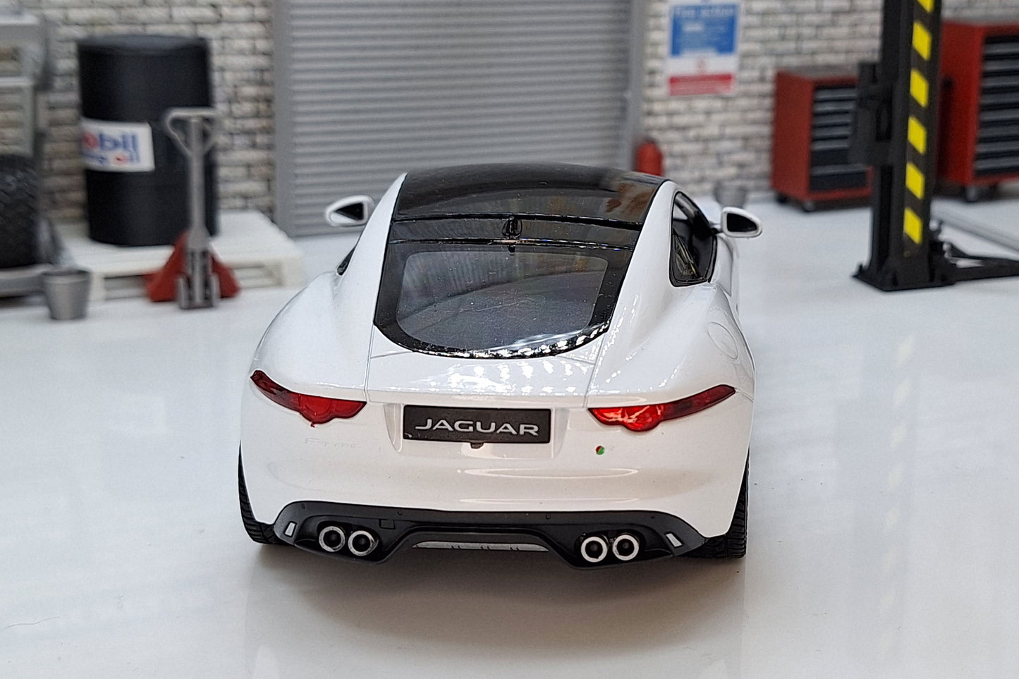 Jaguar F-Type Coupe 1:24 Scale Car Model