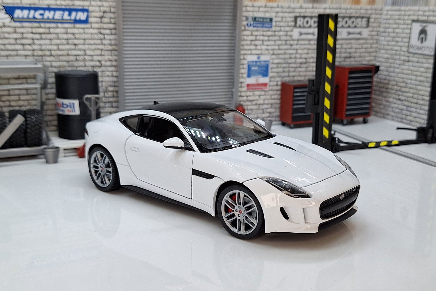 Jaguar F-Type Coupe 1:24 Scale Car Model