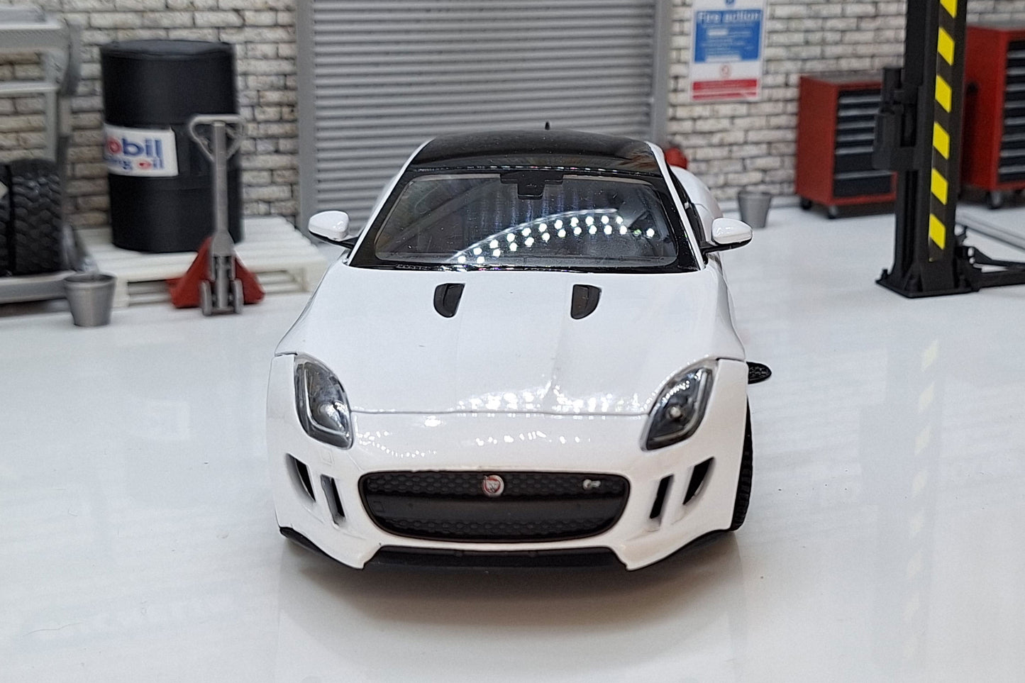 Jaguar F-Type Coupe 1:24 Scale Car Model