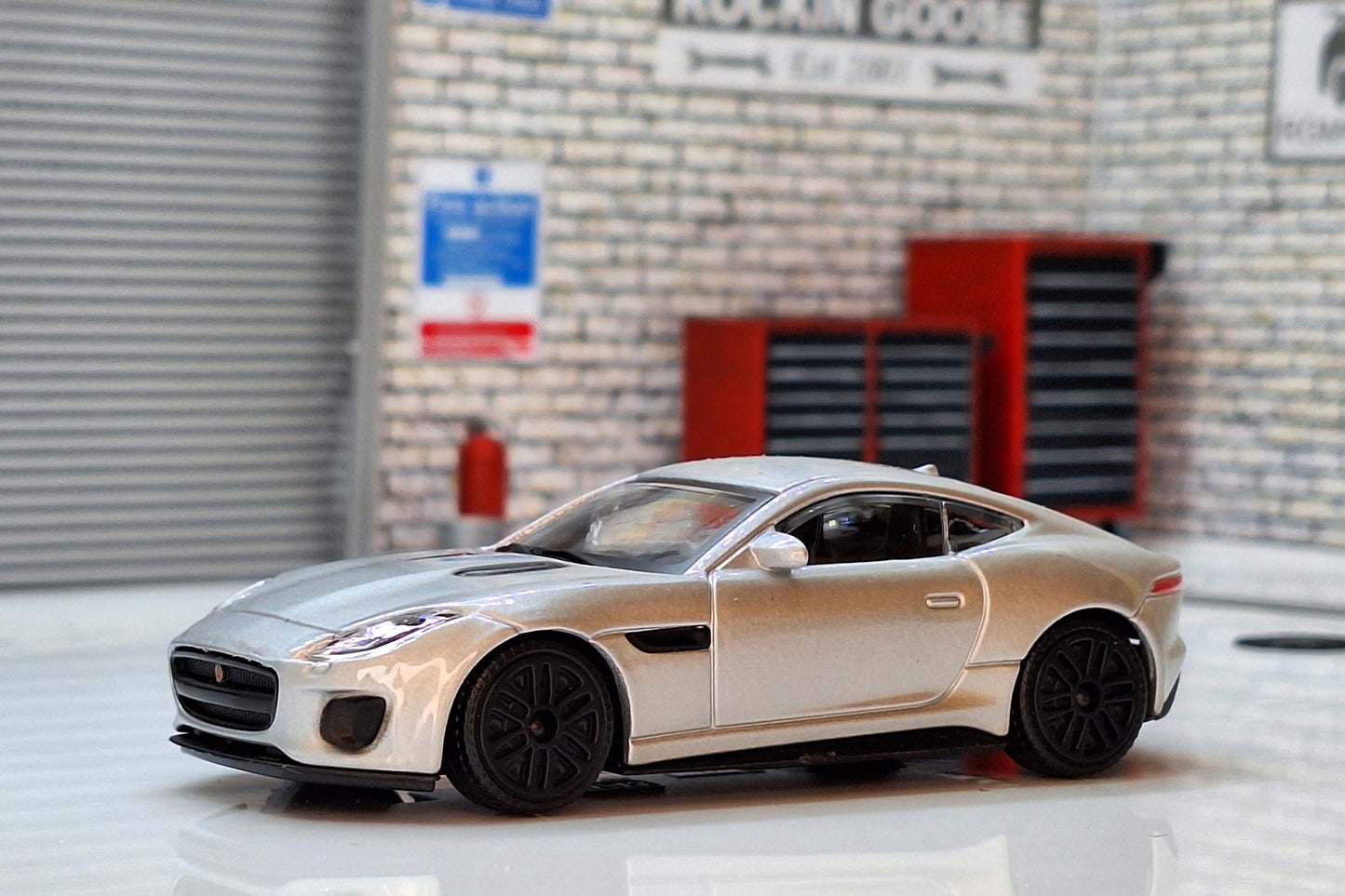 Jaguar F-Type R Silver 1:43 Scale Car Bburago