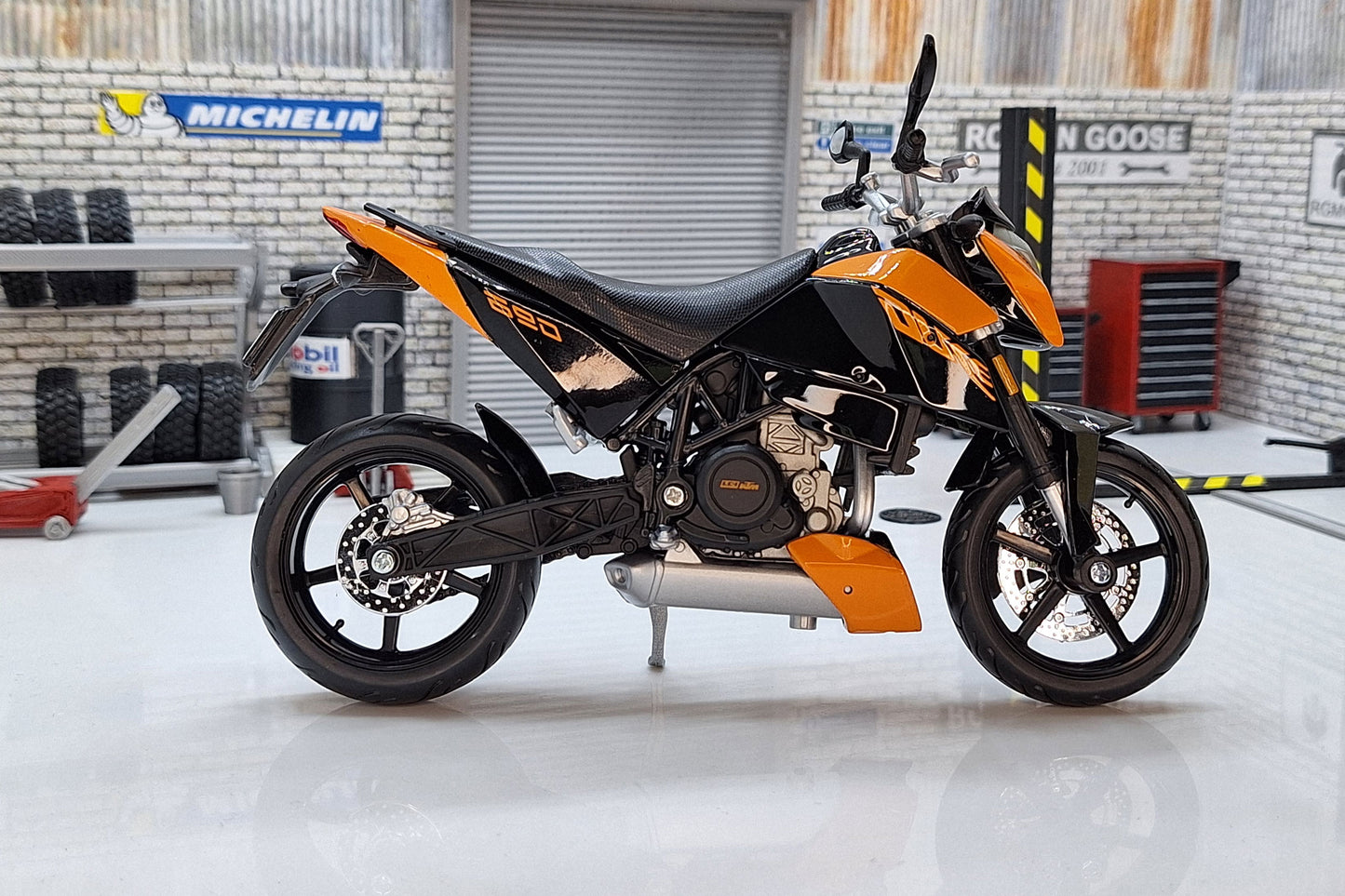 KTM 690 DUKE Orange 1:12 Scale Motorcycle