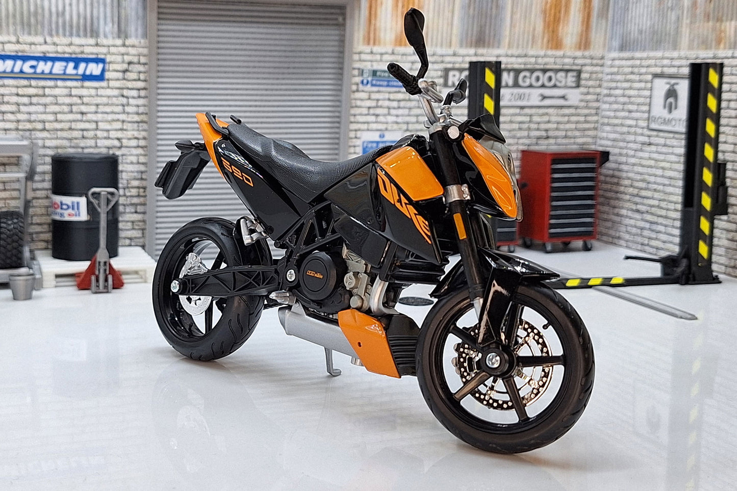 KTM 690 DUKE Orange 1:12 Scale Motorcycle