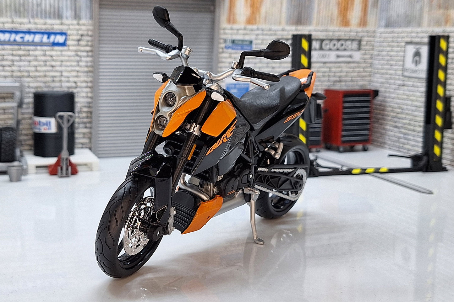 KTM 690 DUKE Orange 1:12 Scale Motorcycle