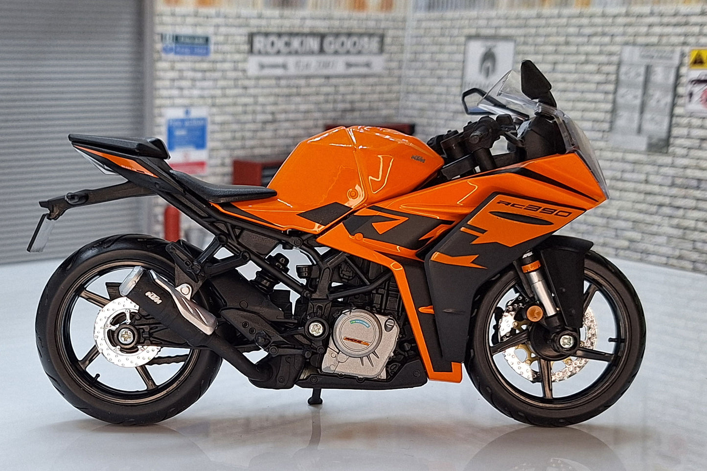 KTM RC 390 Orange/Black 1:12 Scale Motorcycle