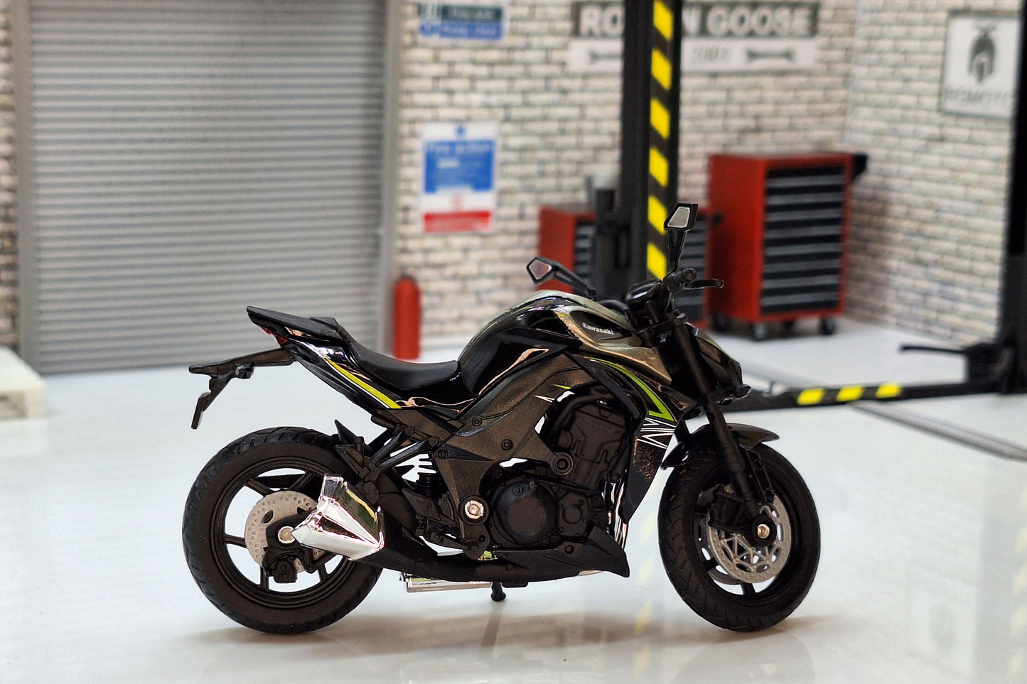 Kawasaki Z1000R Black 1:18 Scale