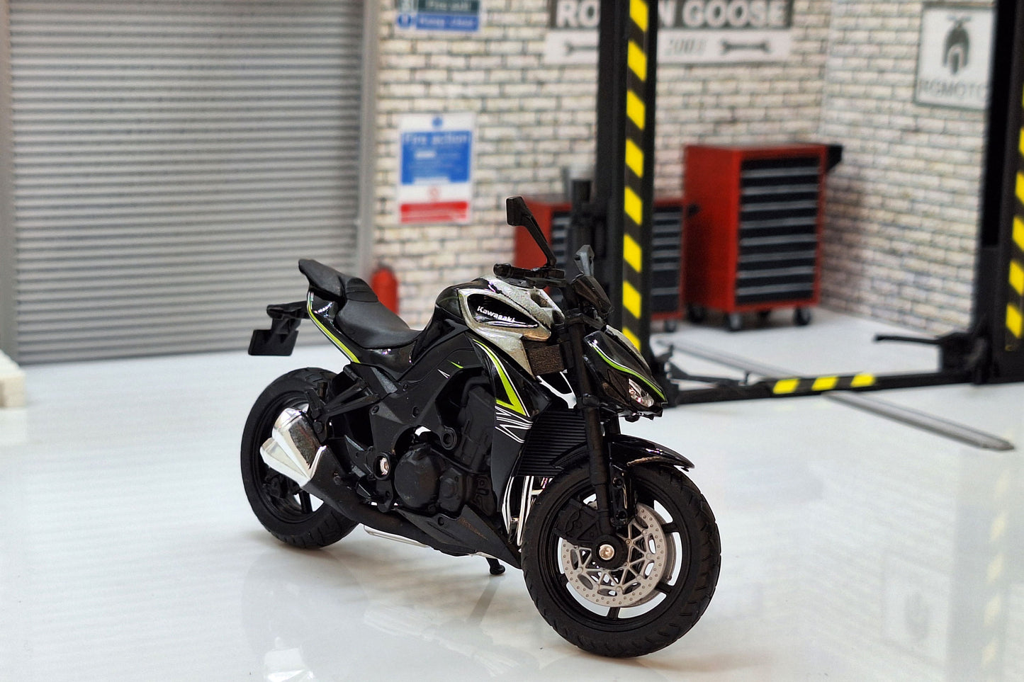 Kawasaki Z1000R Black 1:18 Scale