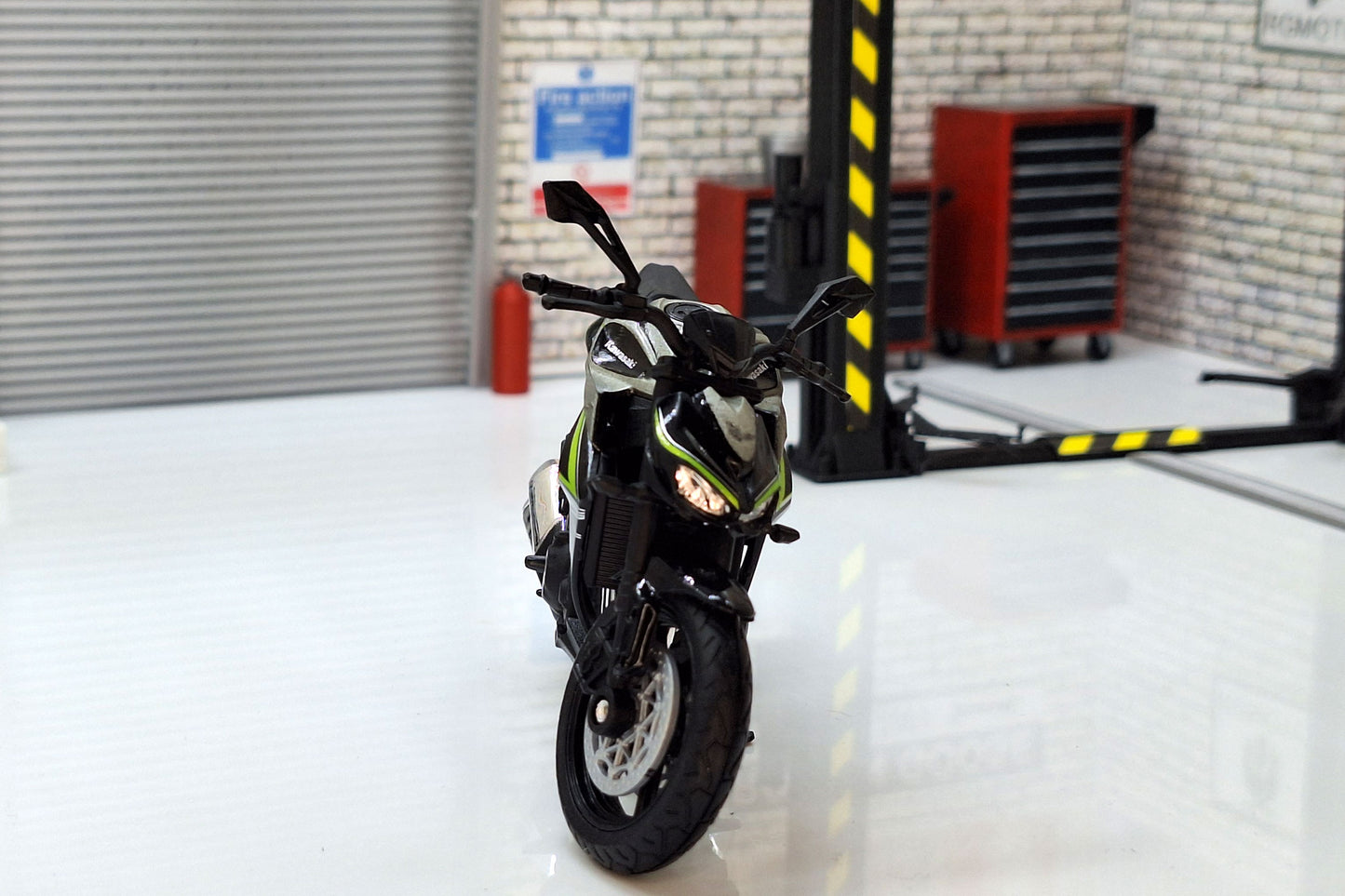 Kawasaki Z1000R Black 1:18 Scale