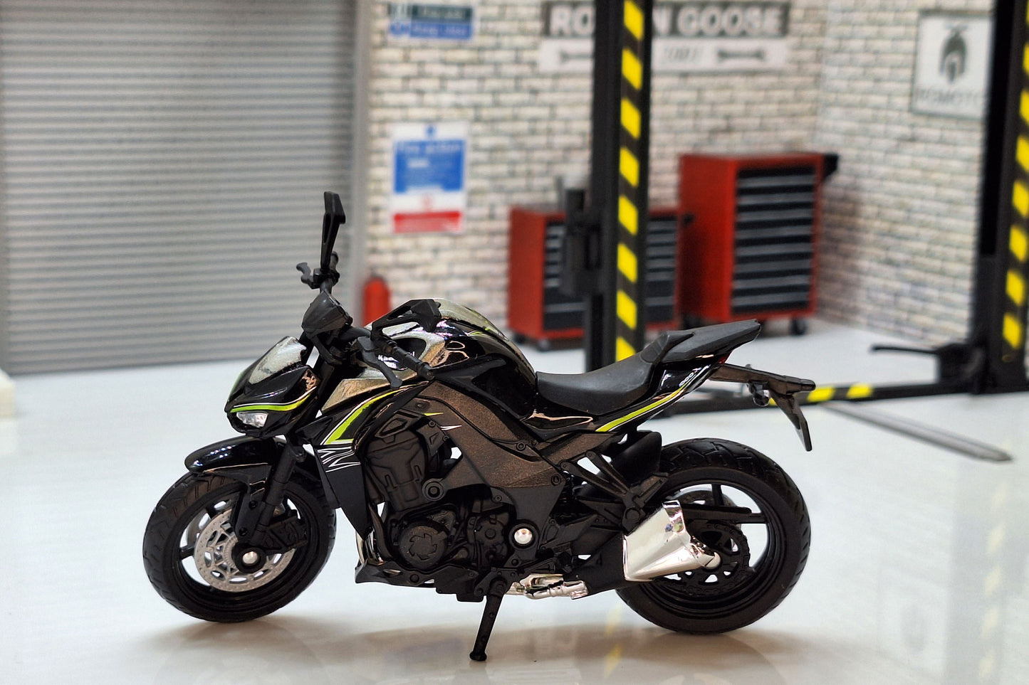 Kawasaki Z1000R Black 1:18 Scale