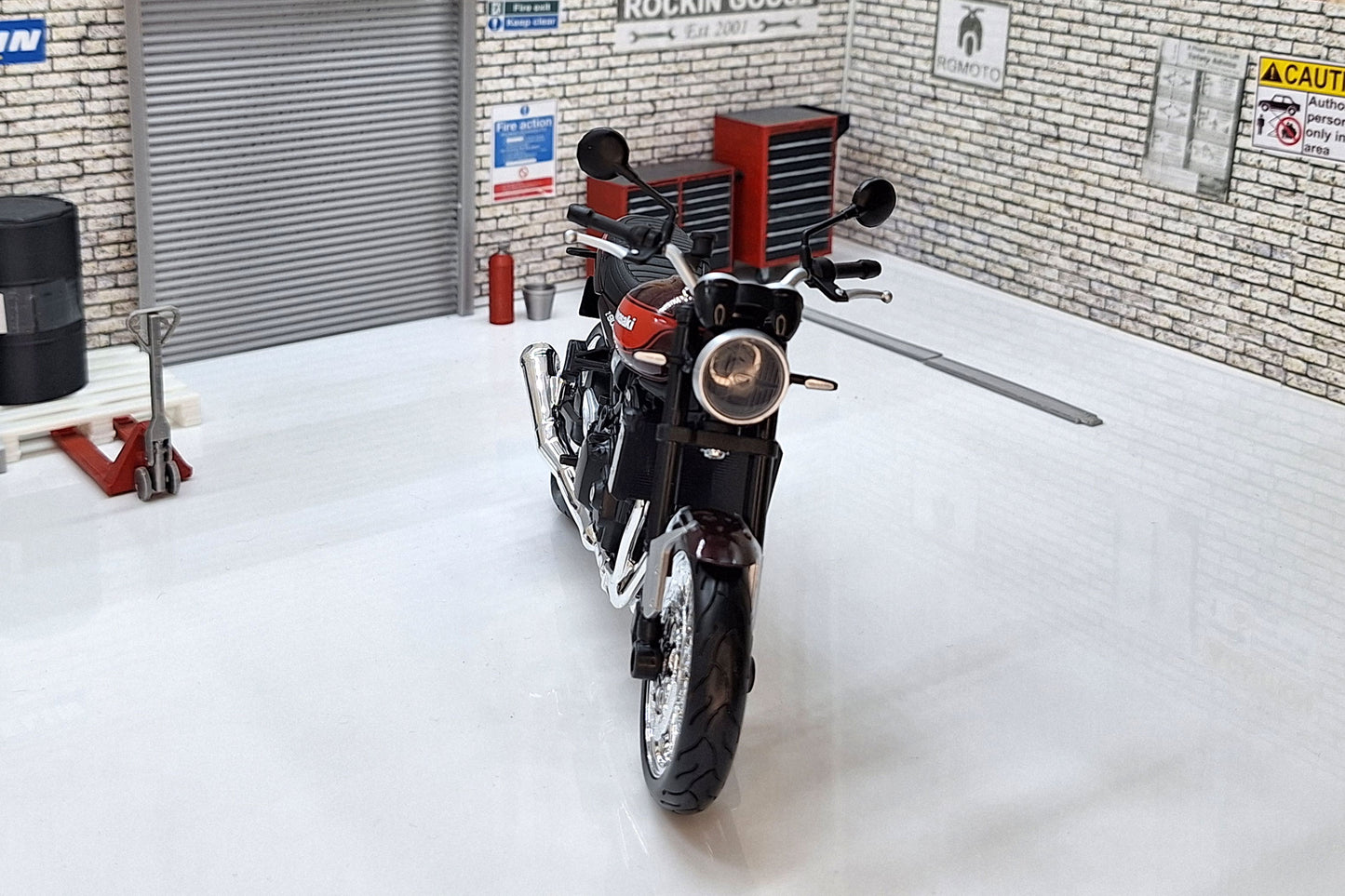 Kawasaki Z900RS 1:12 Scale