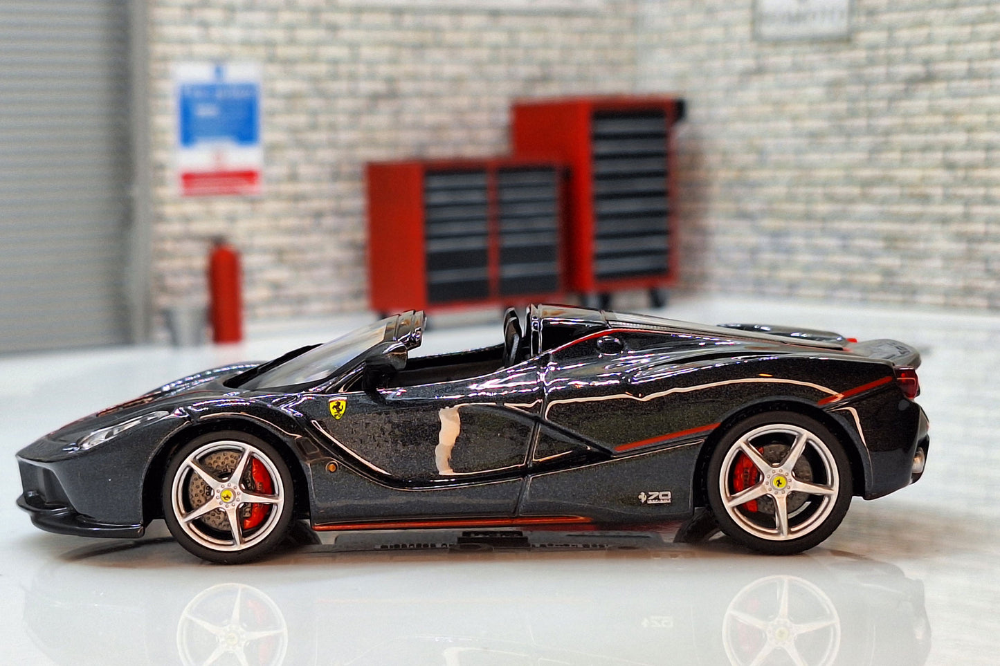 La Ferrari Aperta 2016 Cased 1:43 Scale