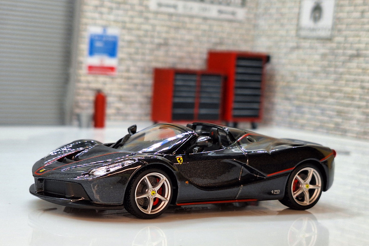 La Ferrari Aperta 2016 Cased 1:43 Scale