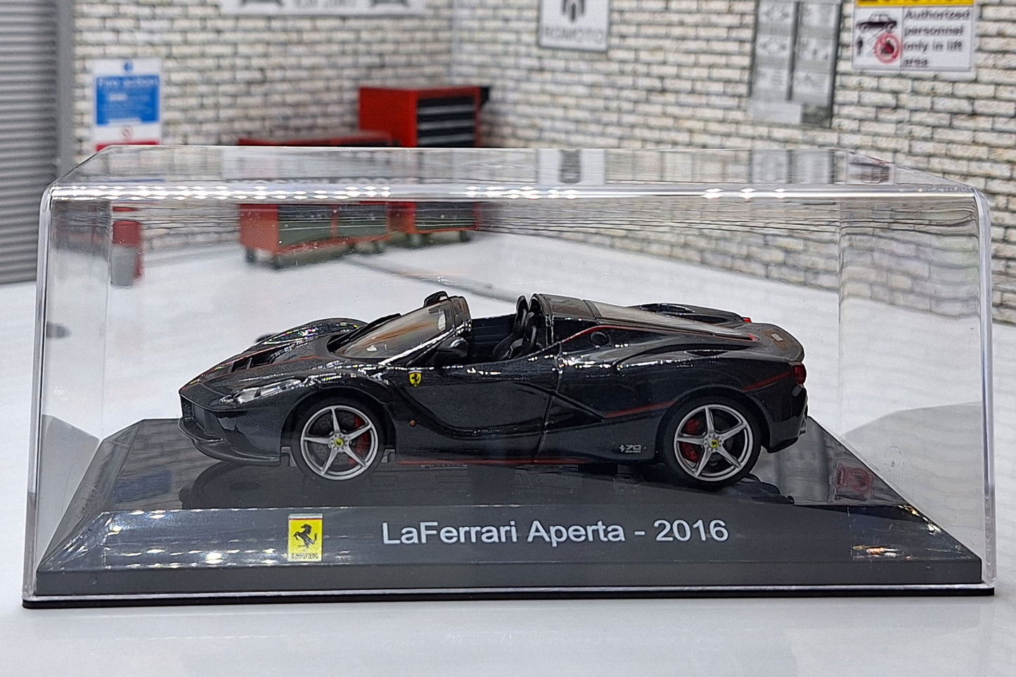 La Ferrari Aperta 2016 Cased 1:43 Scale