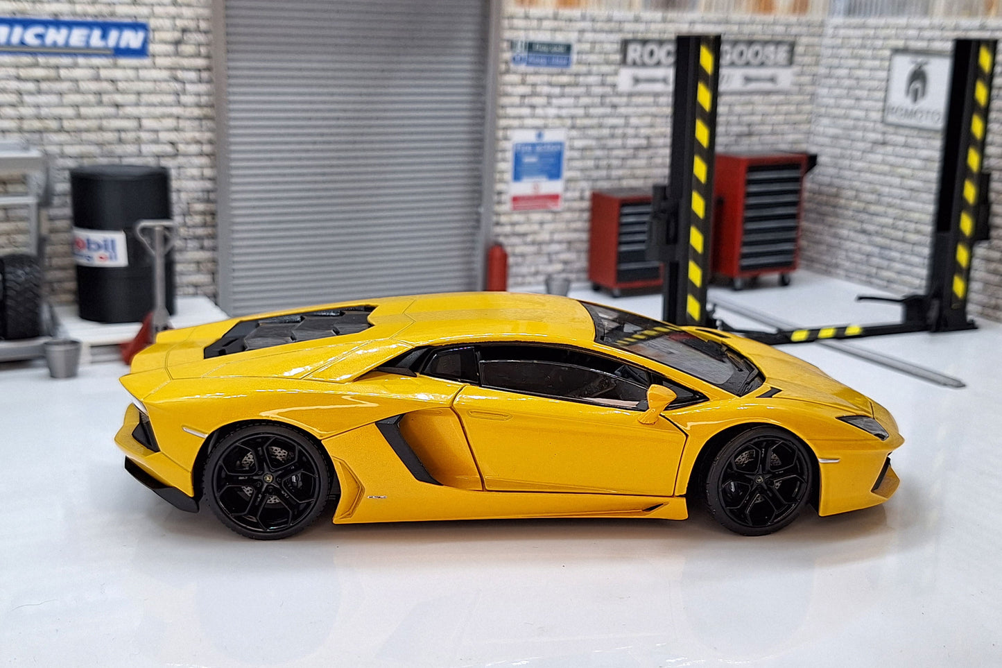 Lamborghini Aventador LP700-4 1:24 Scale