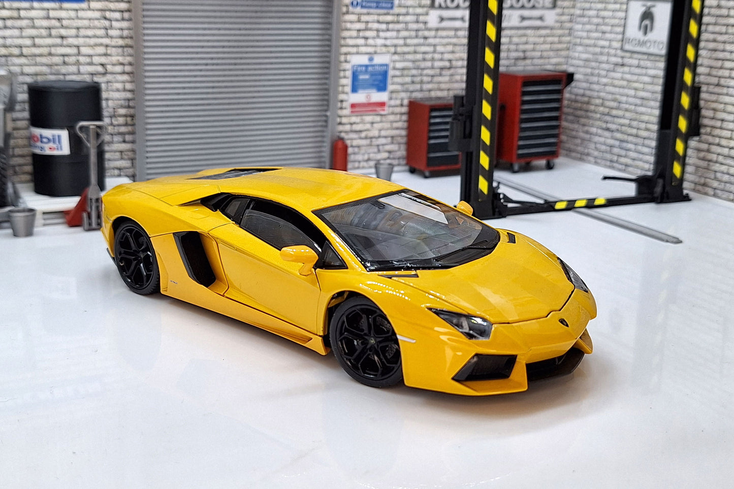 Lamborghini Aventador LP700-4 1:24 Scale