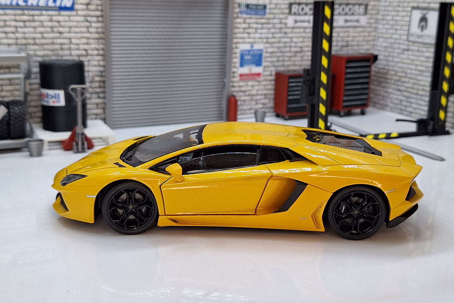 Lamborghini Aventador LP700-4 1:24 Scale