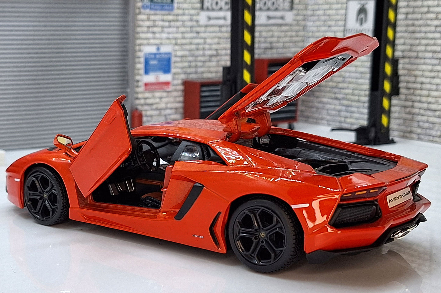 Lamborghini Aventador LP700-4 Deep Orange 1:24 Scale