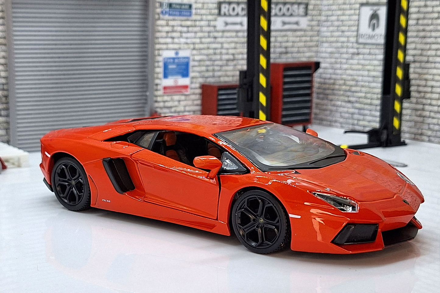 Lamborghini Aventador LP700-4 Deep Orange 1:24 Scale