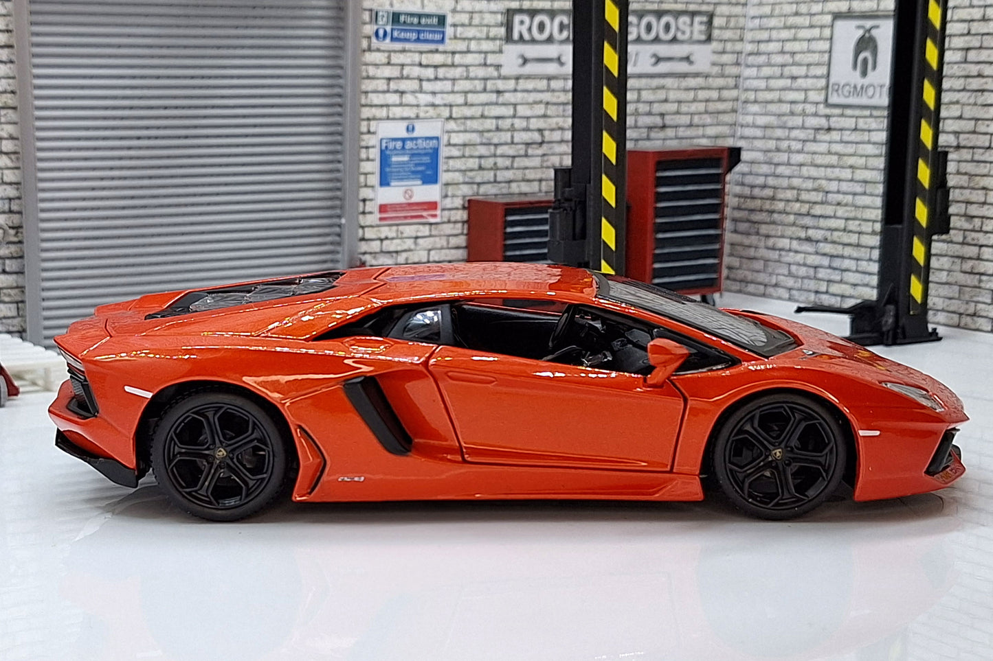 Lamborghini Aventador LP700-4 Deep Orange 1:24 Scale