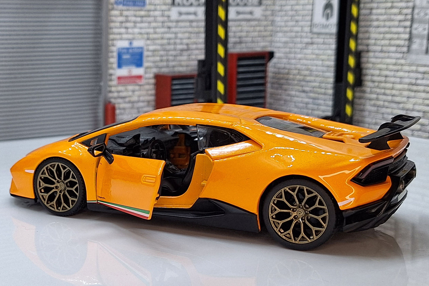 Lamborghini Huracan LP610-4 - Orange 1:24 Scale