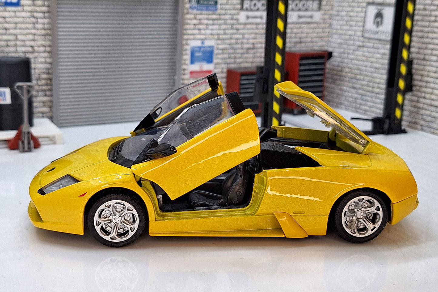 Lamborghini Murcielago Roadster  1:24 Scale