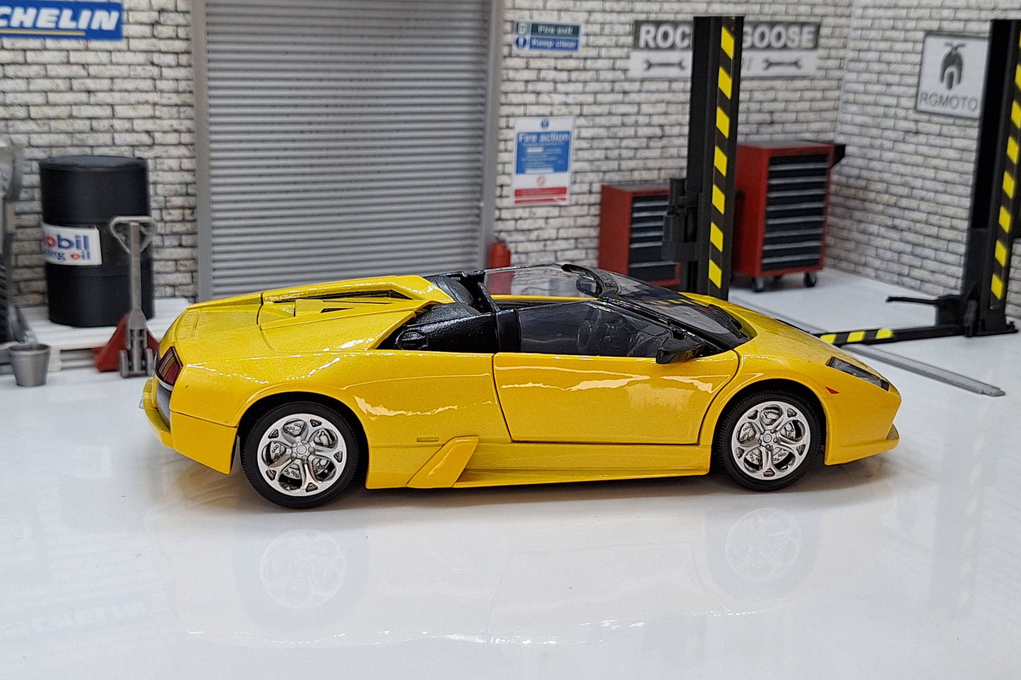 Lamborghini Murcielago Roadster  1:24 Scale