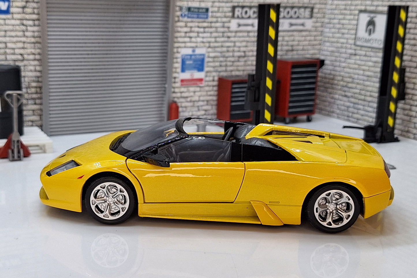 Lamborghini Murcielago Roadster  1:24 Scale